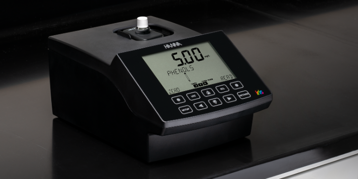 What are the key features of the HI-802 Iris Spectrophotometer?